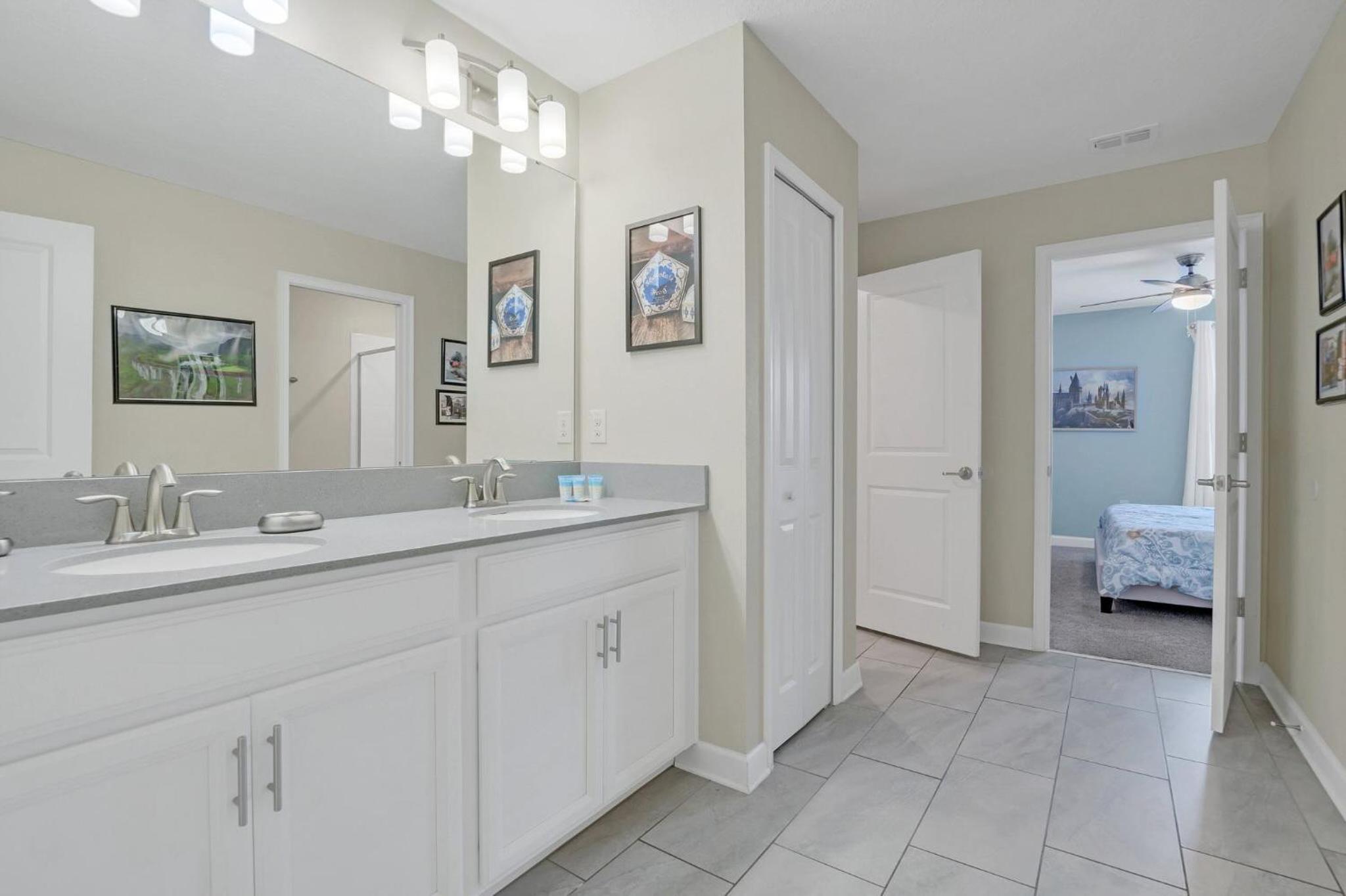 8BR Luxury - Sleeps 22 - Near Disney with Pool & Hot Tub!