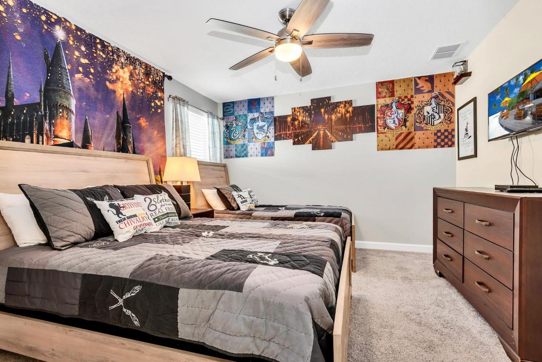 8BR Luxury - Sleeps 22 - Near Disney with Pool & Hot Tub!