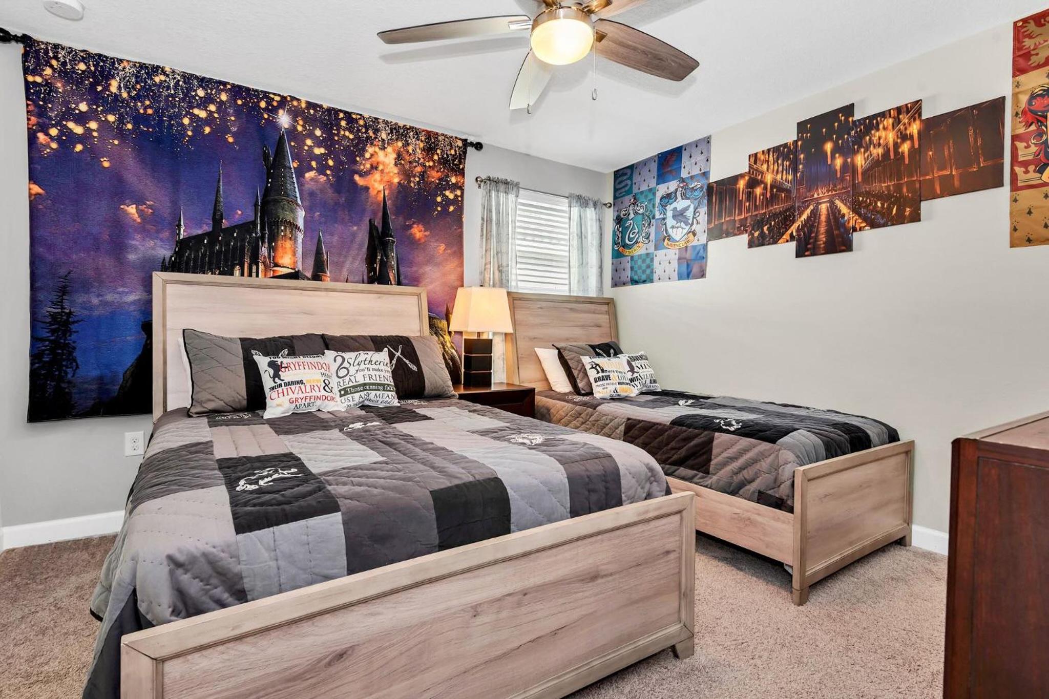8BR Luxury - Sleeps 22 - Near Disney with Pool & Hot Tub!
