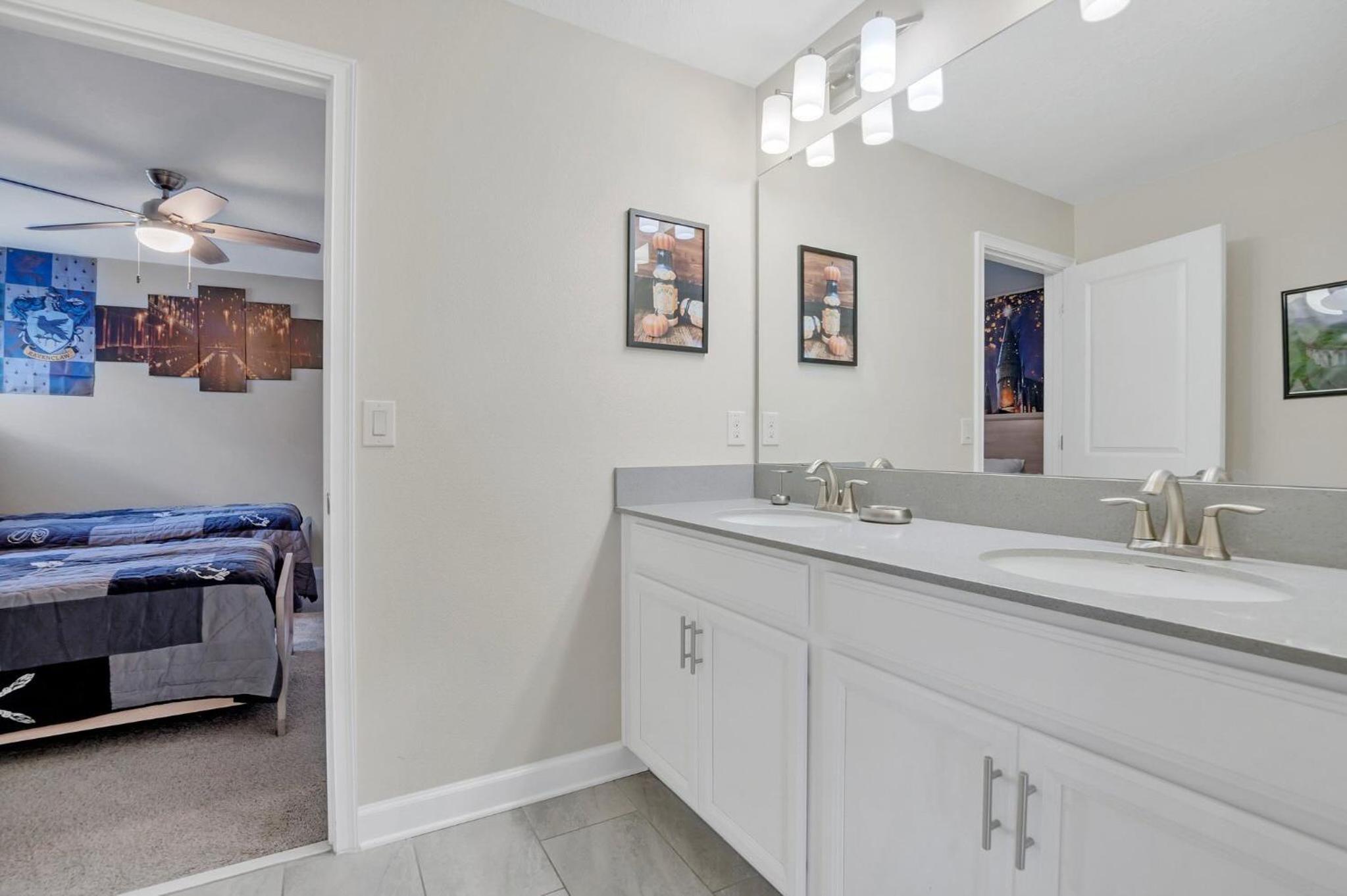 8BR Luxury - Sleeps 22 - Near Disney with Pool & Hot Tub!