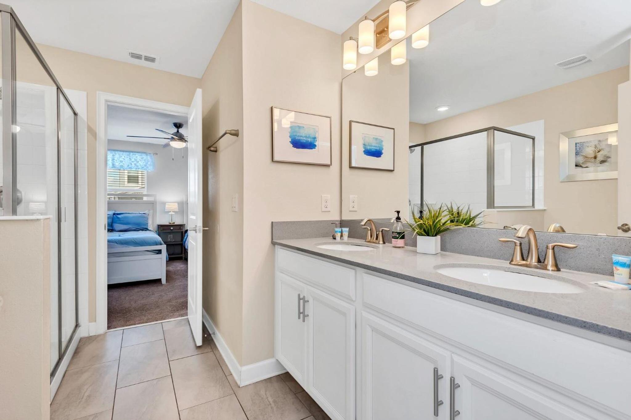 8BR Luxury - Sleeps 22 - Near Disney with Pool & Hot Tub!