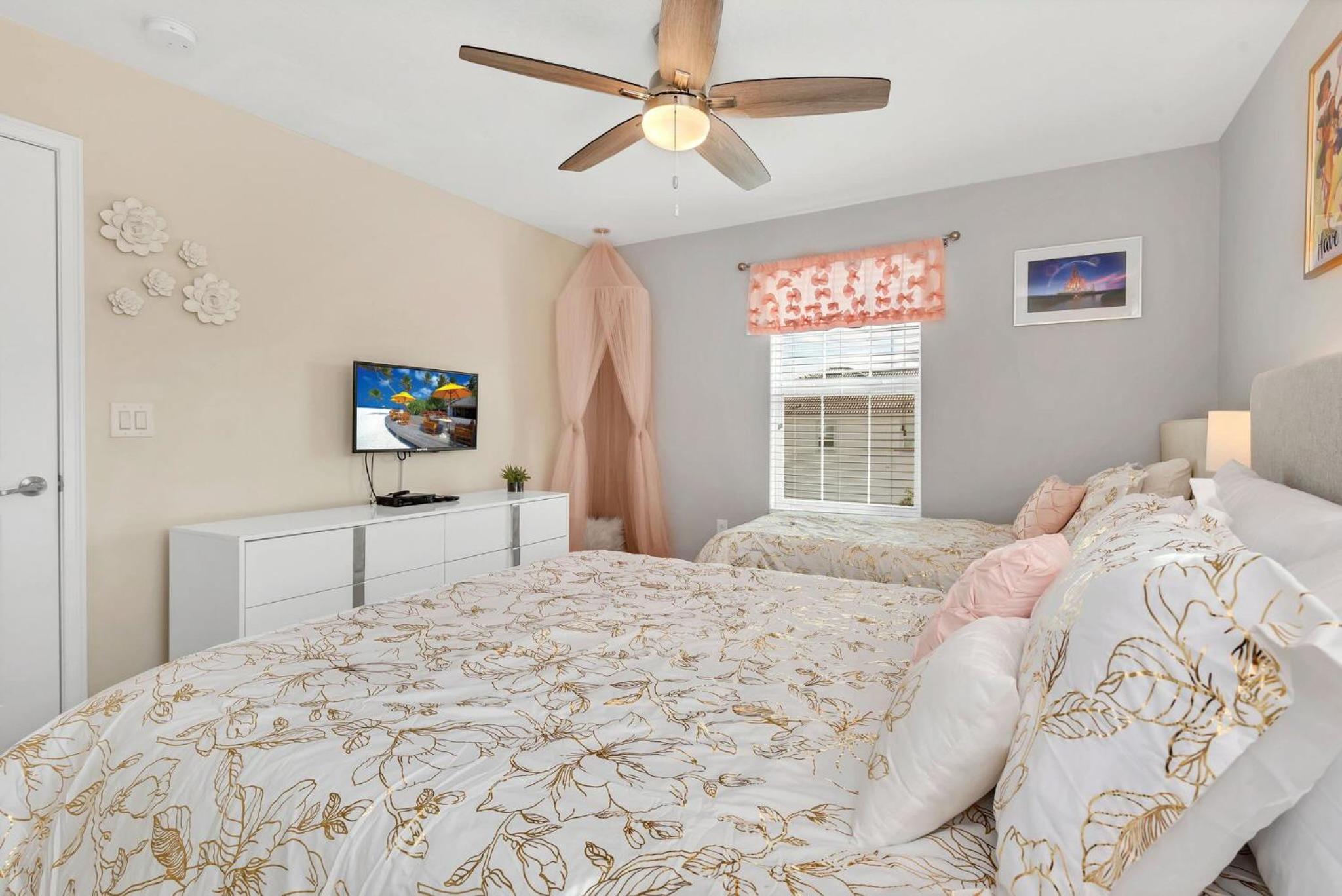 8BR Luxury - Sleeps 22 - Near Disney with Pool & Hot Tub!
