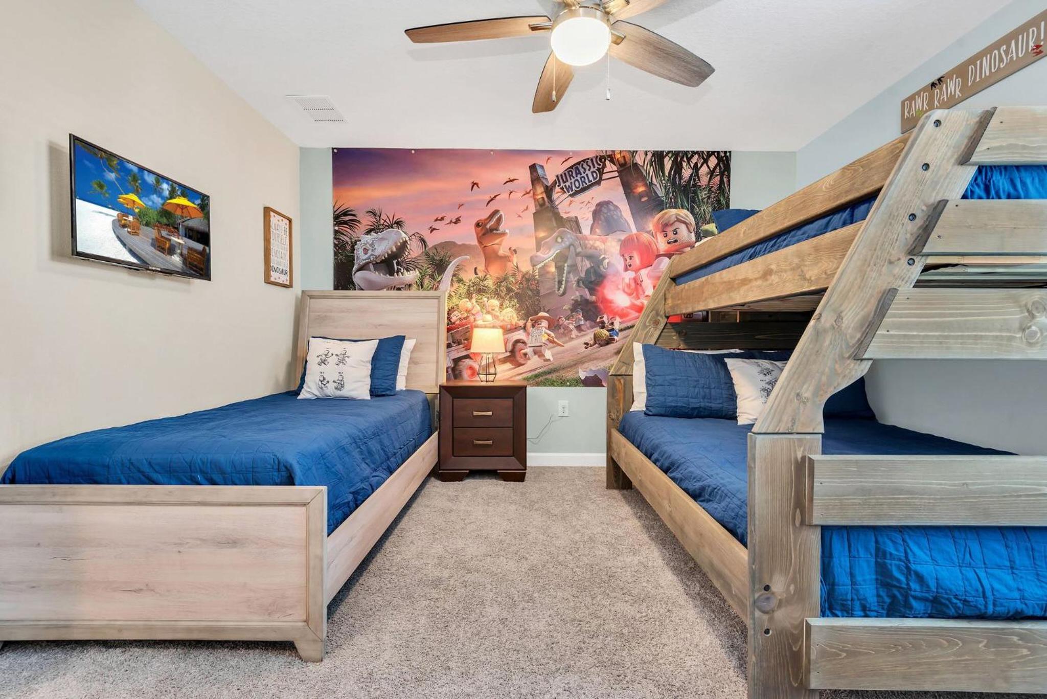 8BR Luxury - Sleeps 22 - Near Disney with Pool & Hot Tub!