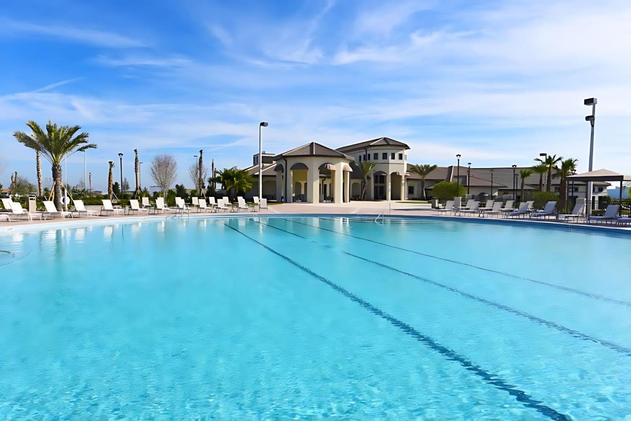 8BR Luxury - Sleeps 22 - Near Disney with Pool & Hot Tub!