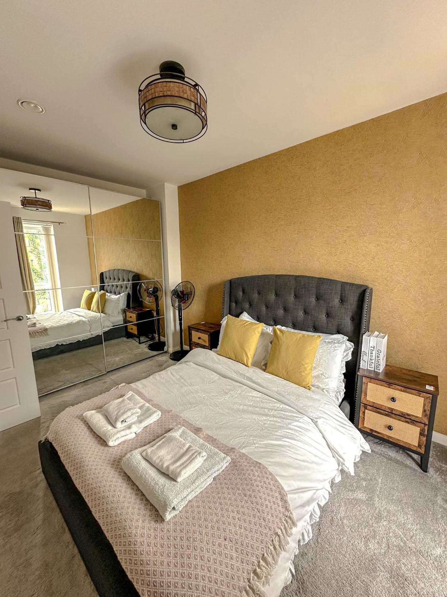 Spacious Three bedroom in Greater London view 2