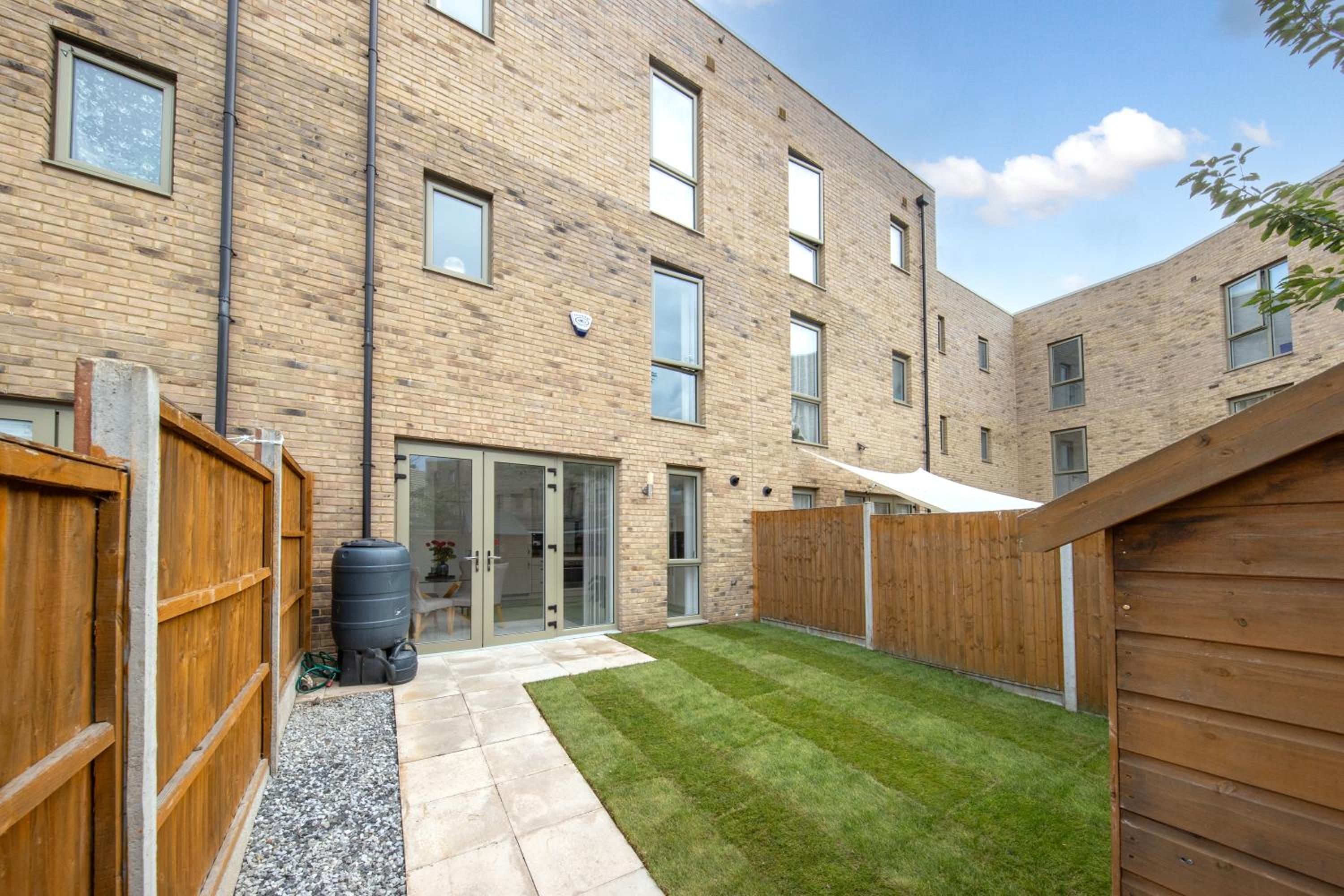Spacious Three bedroom in Greater London view 3