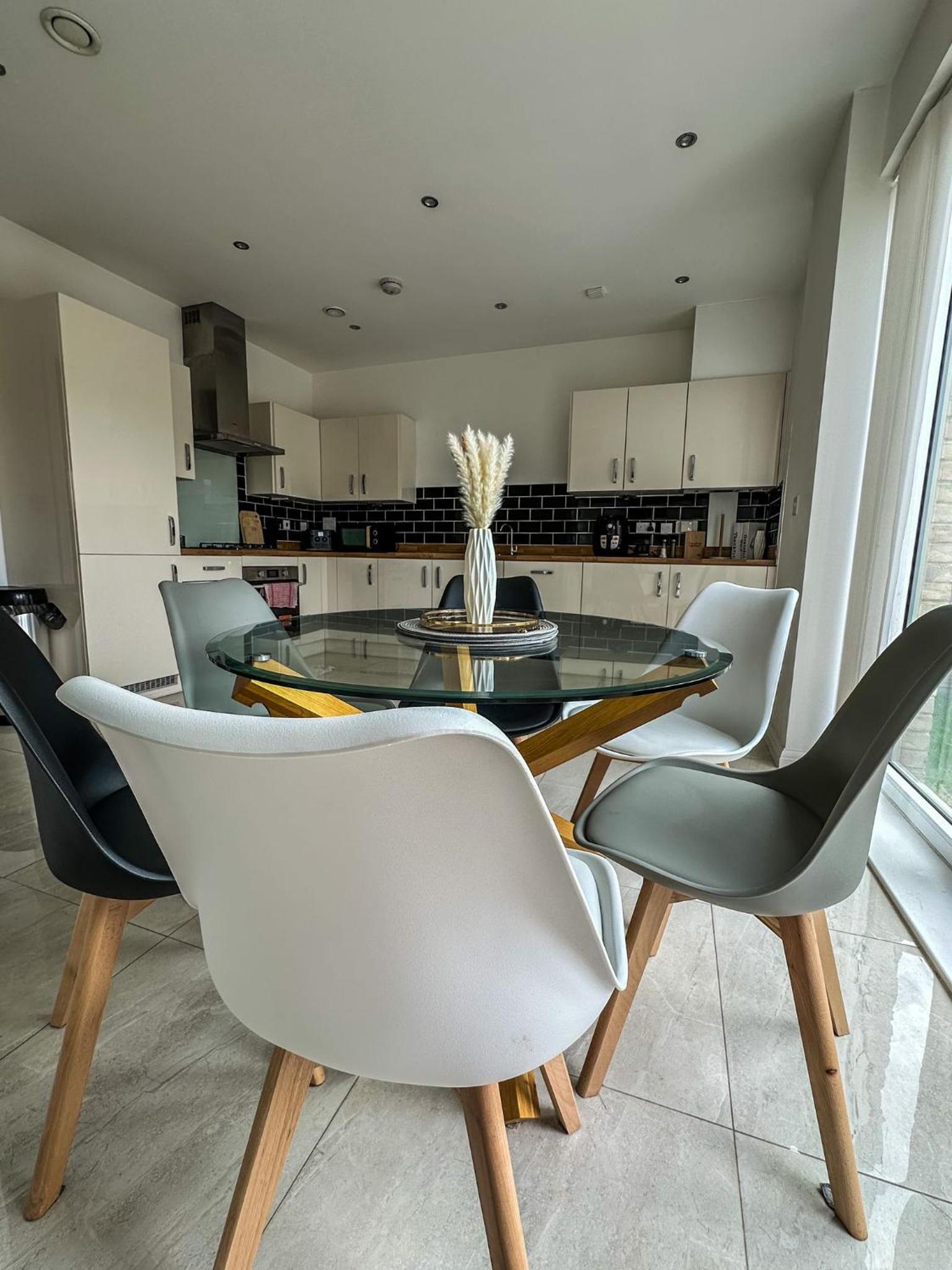 Spacious Three bedroom in Greater London view 4