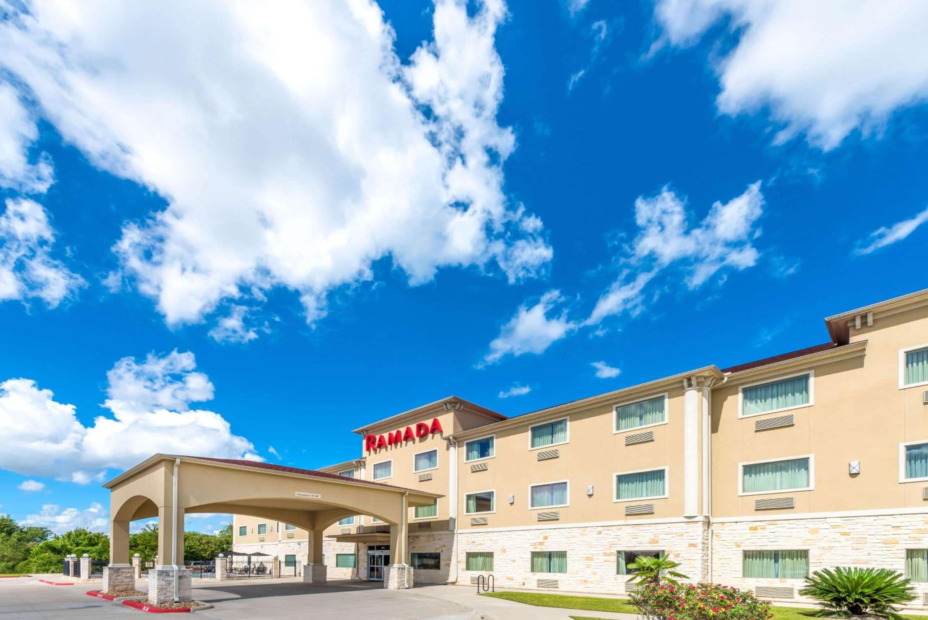 Hotel Ramada by Wyndham College Station
