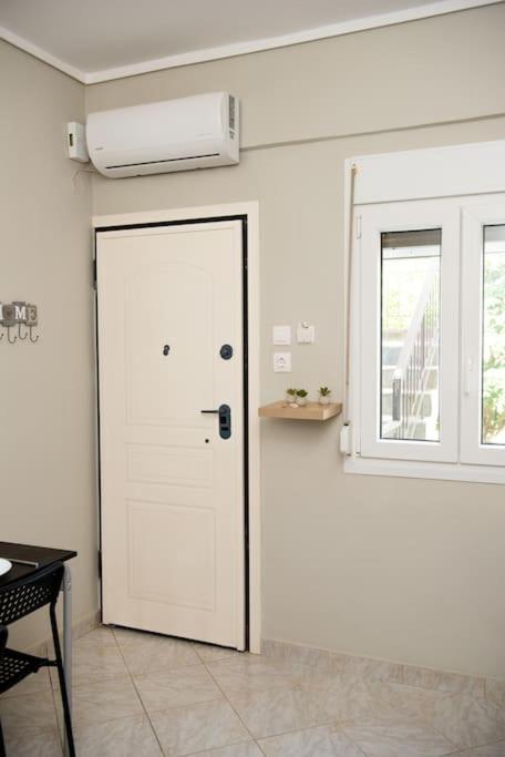 Iris apartment by the sea view 4