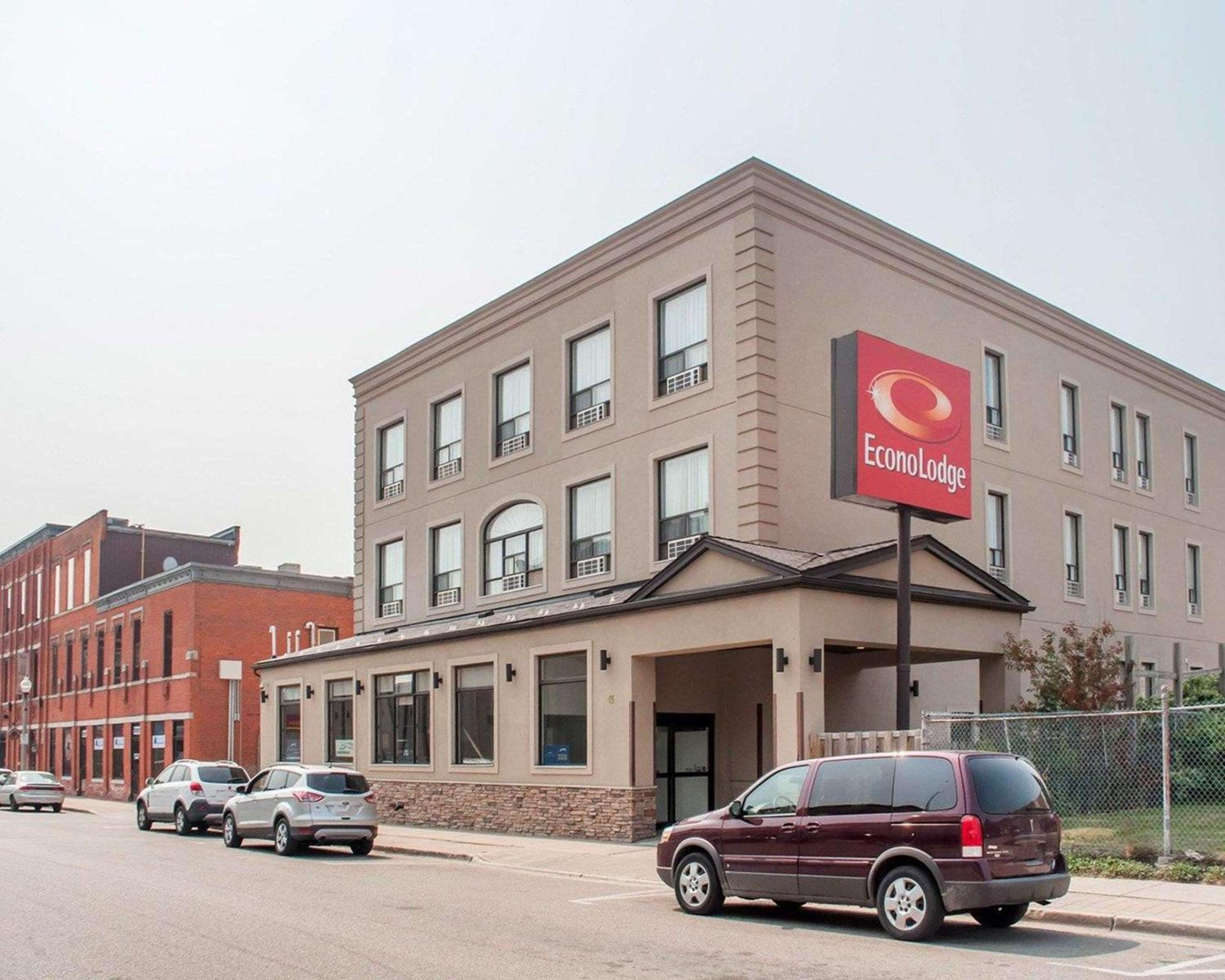 Woodstock Vacations - Woodstock Inn and Suites - Property Image 1