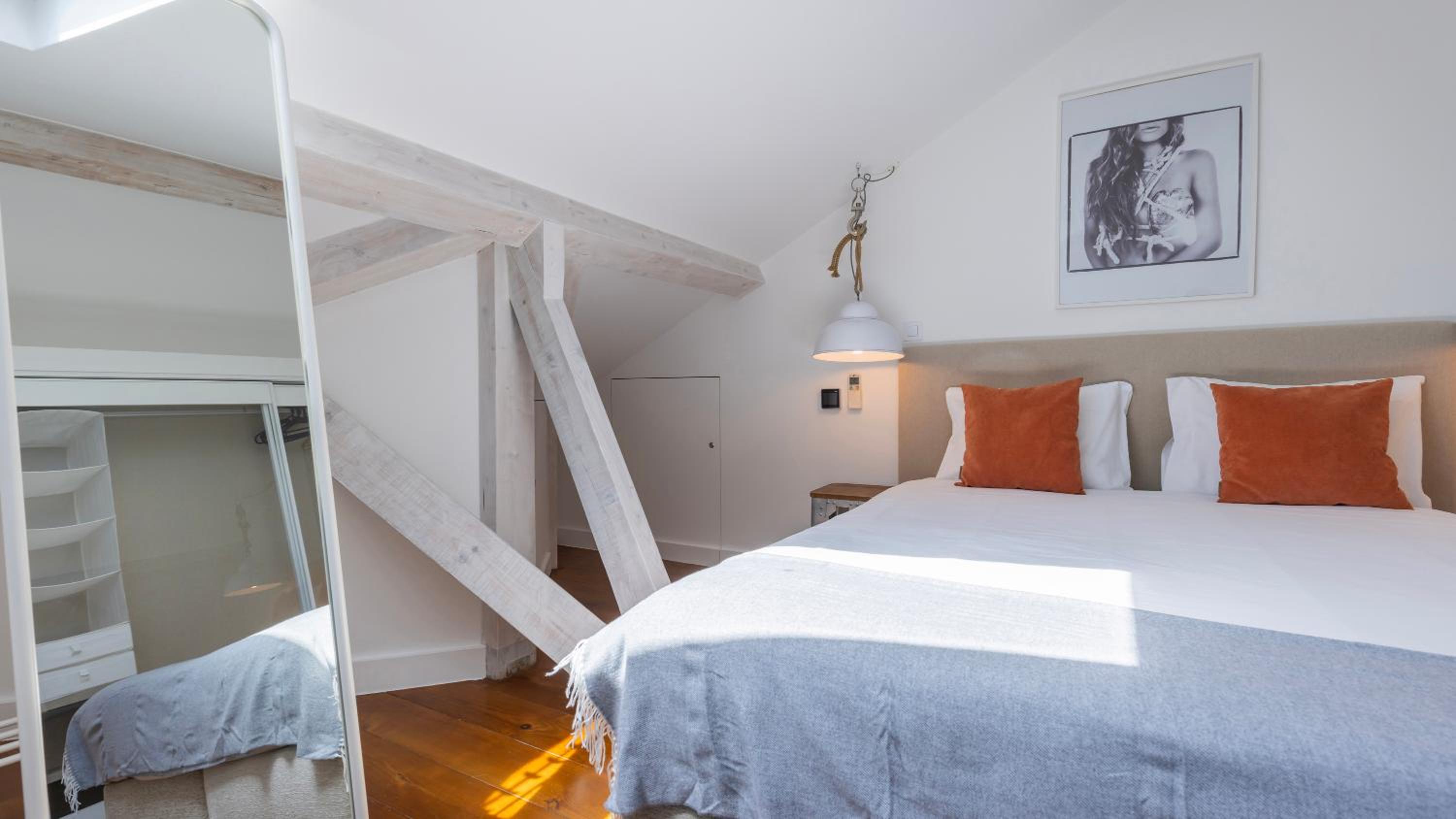 Charming 3BDR Duplex in City Center by LovelyStay view 3