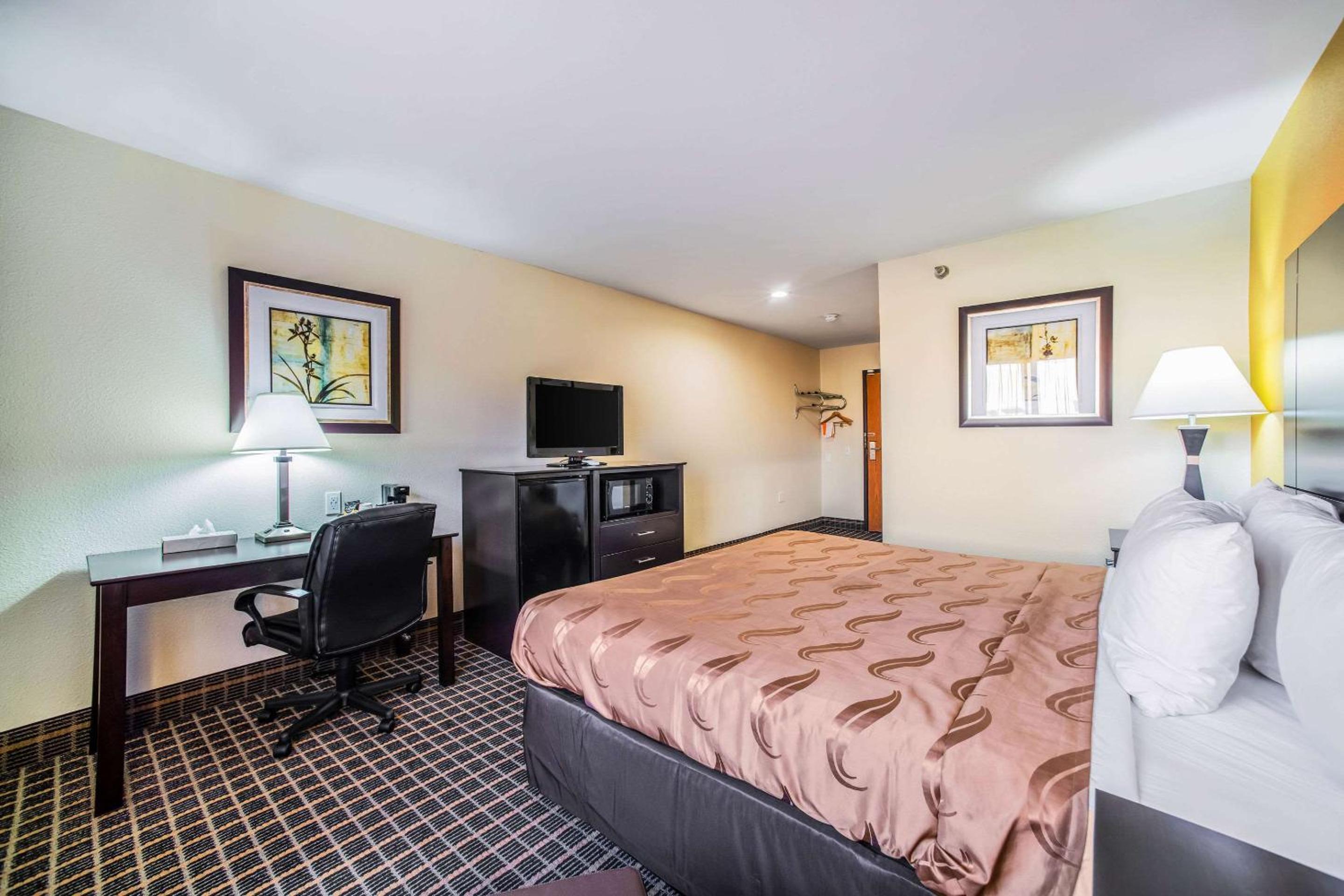 Carbondale Vacations - Quality Inn Carbondale University area - Property Image 2