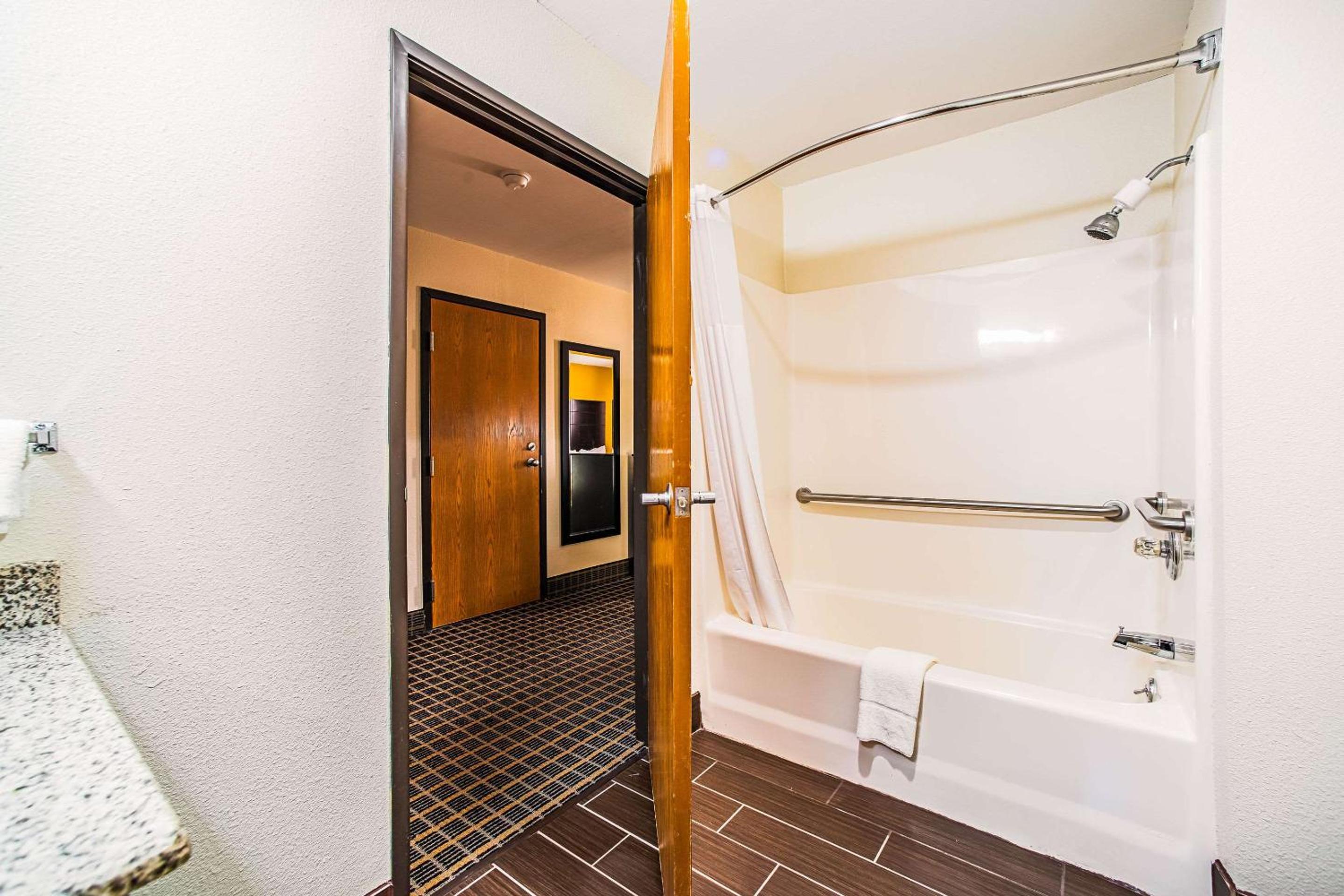 Carbondale Vacations - Quality Inn Carbondale University area - Property Image 8