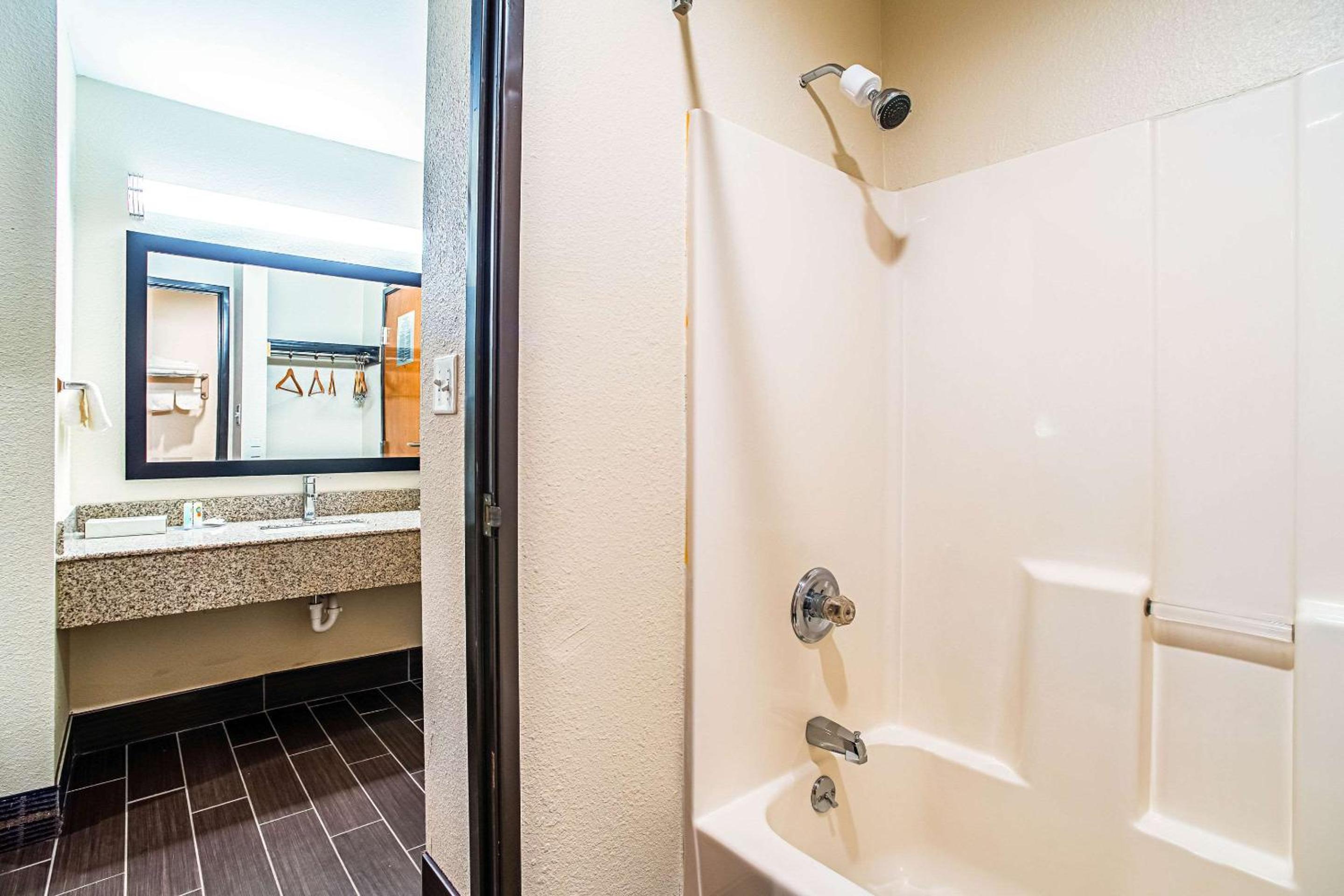 Carbondale Vacations - Quality Inn Carbondale University area - Property Image 12