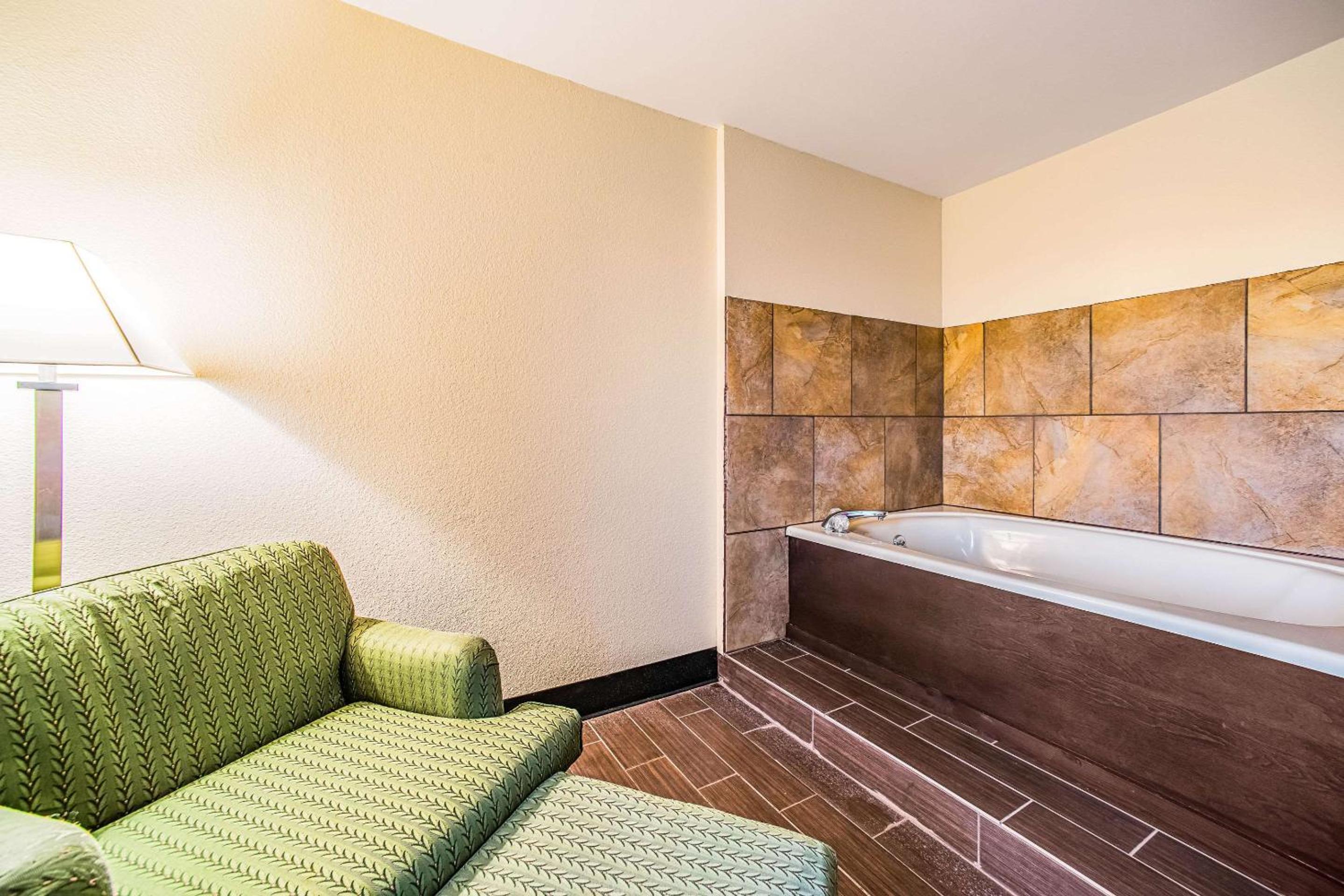 Carbondale Vacations - Quality Inn Carbondale University area - Property Image 1