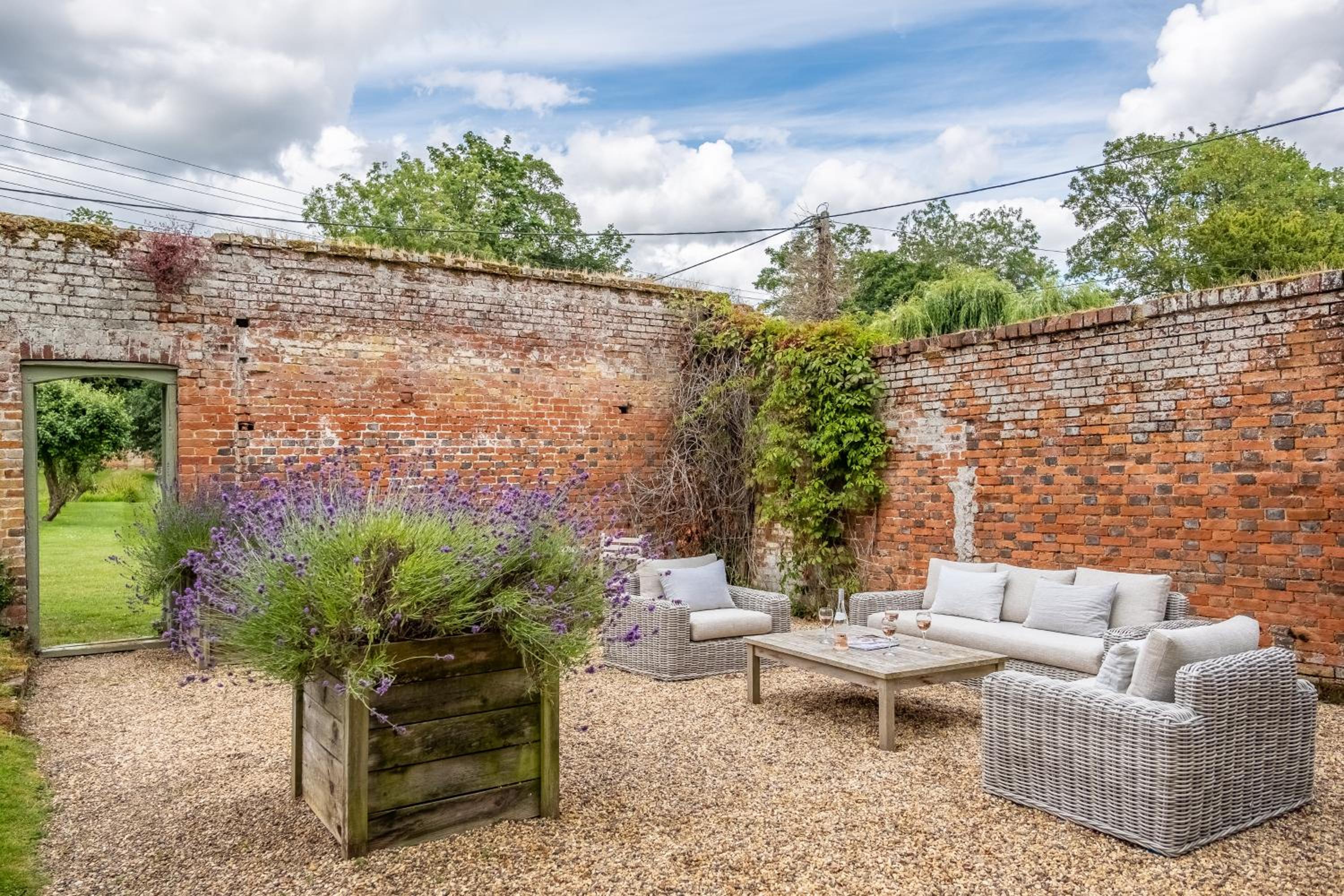 Huge luxury loft cottage in historic country estate - Belchamp Hall Hayloft view 5