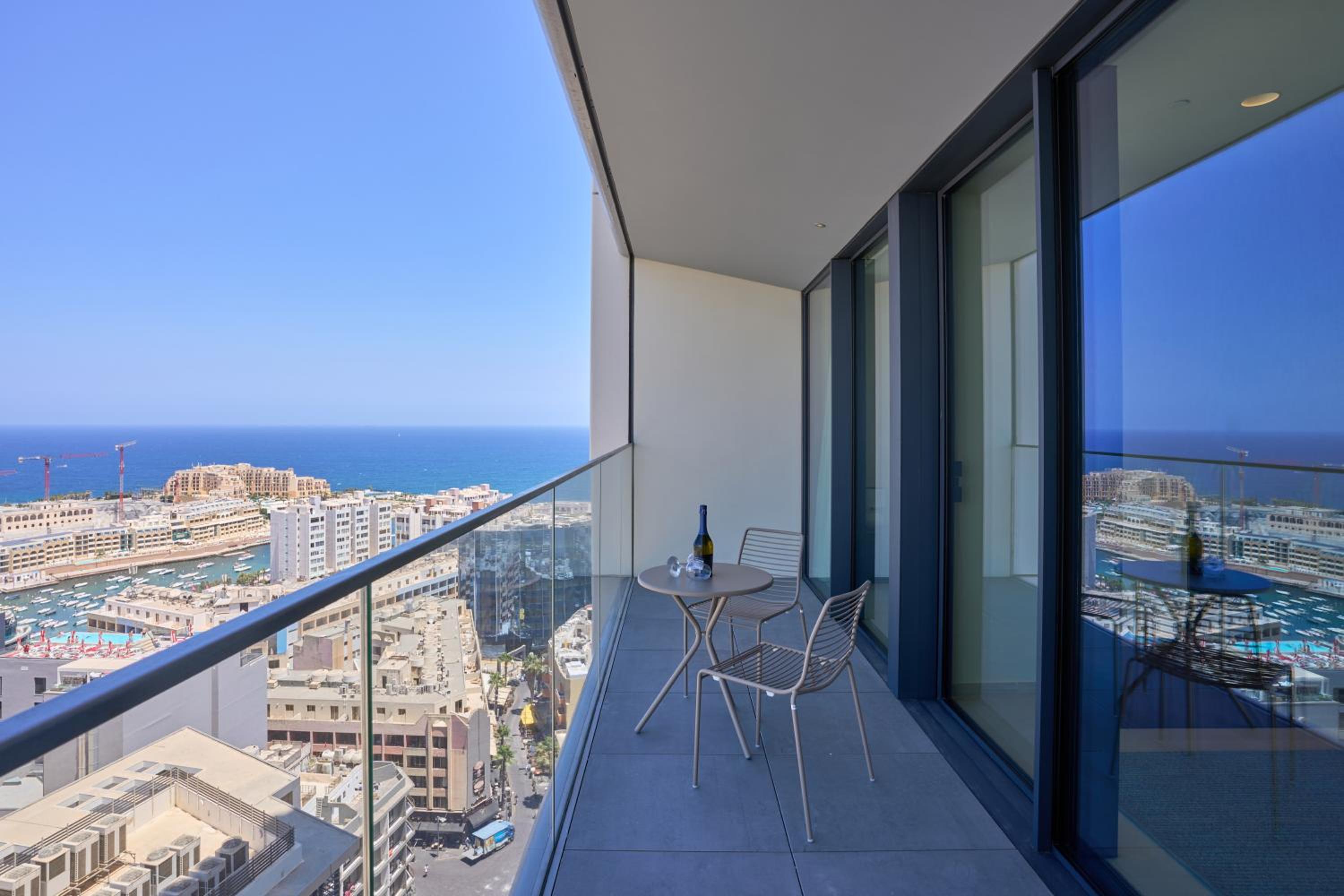 Chic 16th-Floor Apartment with Stunning Sea Views photo 2