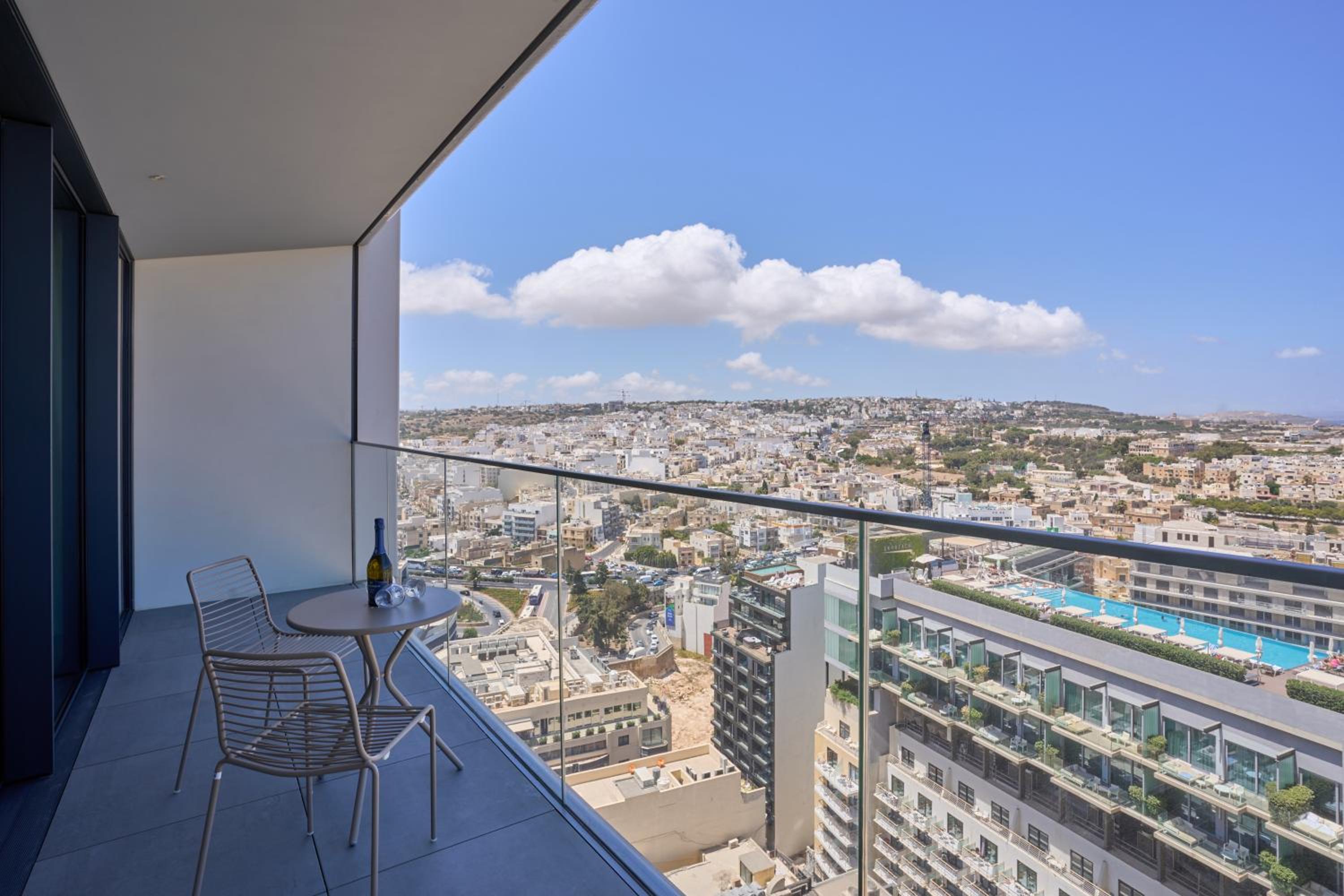 Chic 16th-Floor Apartment with Stunning Sea Views photo 3