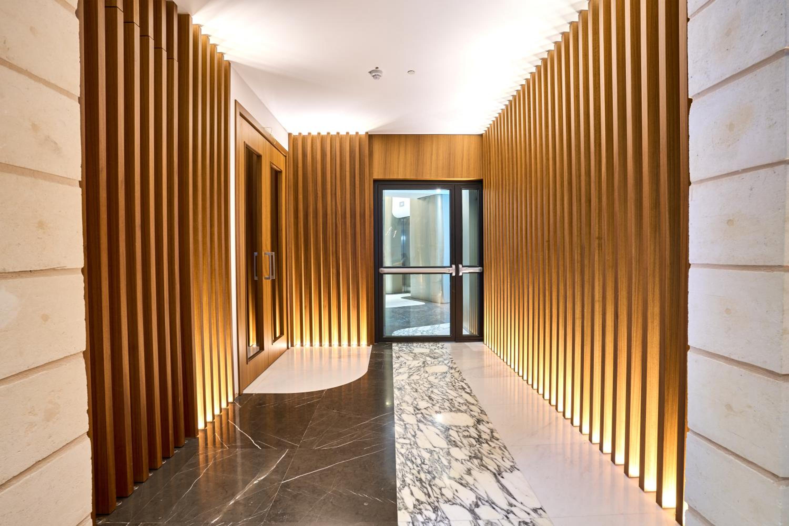 Chic 16th-Floor Apartment with Stunning Sea Views photo 5