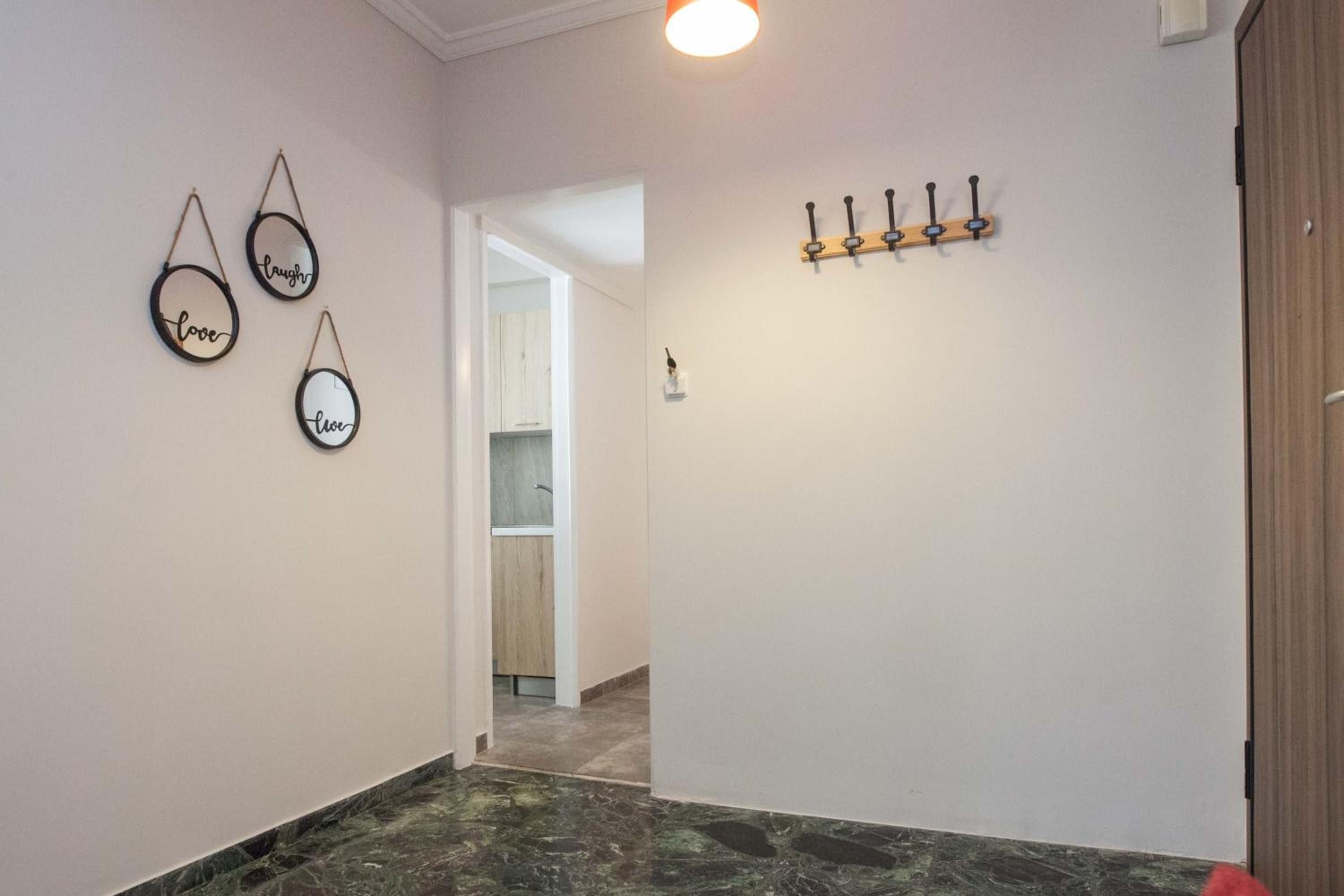 Modern 1 Bd Balcony Apt Near Metro in Kato Patisia