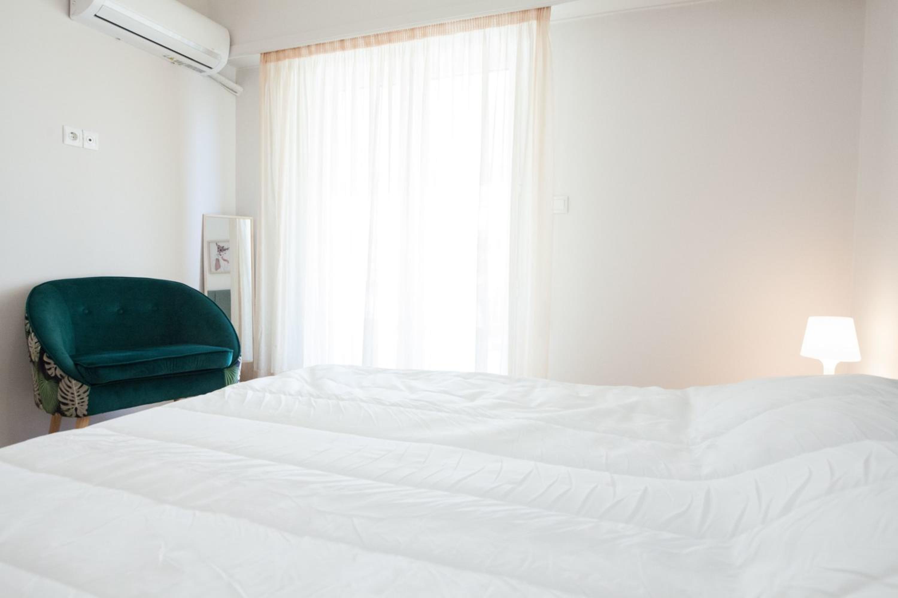 Modern 1 Bd Balcony Apt Near Metro in Kato Patisia