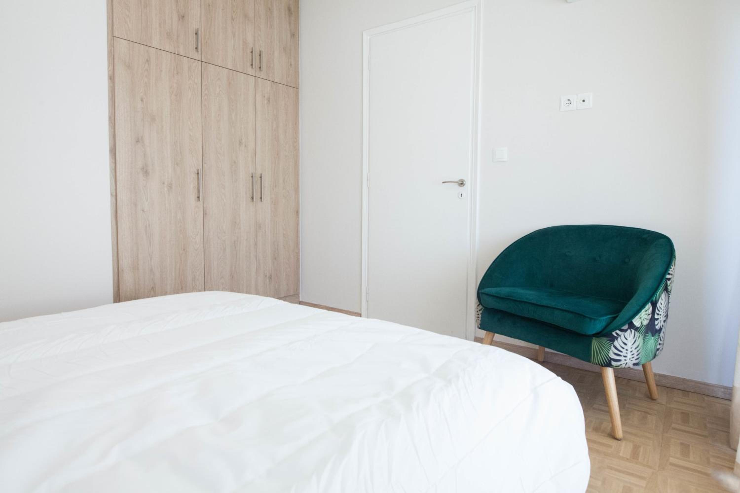 Modern 1 Bd Balcony Apt Near Metro in Kato Patisia
