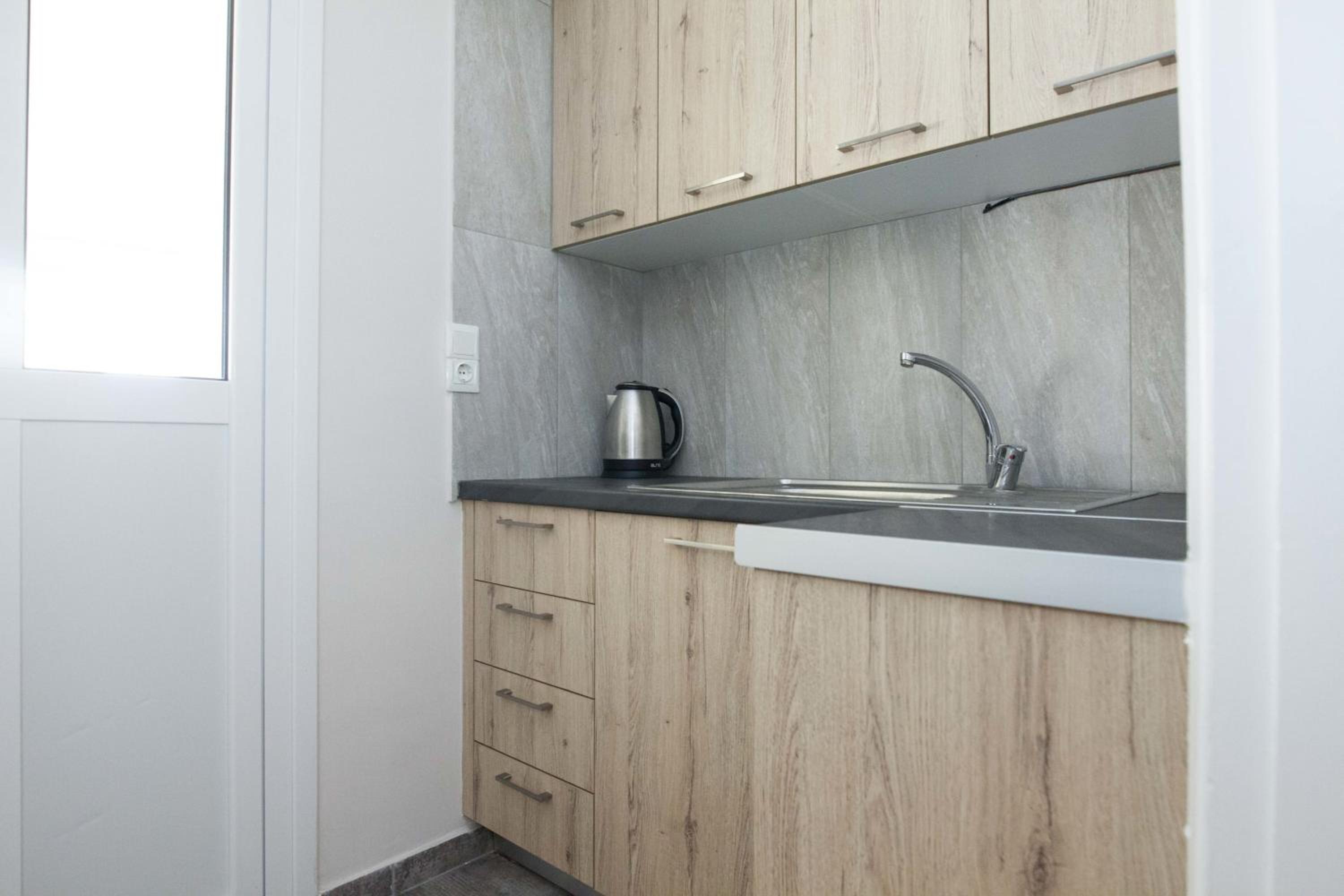 Modern 1 Bd Balcony Apt Near Metro in Kato Patisia