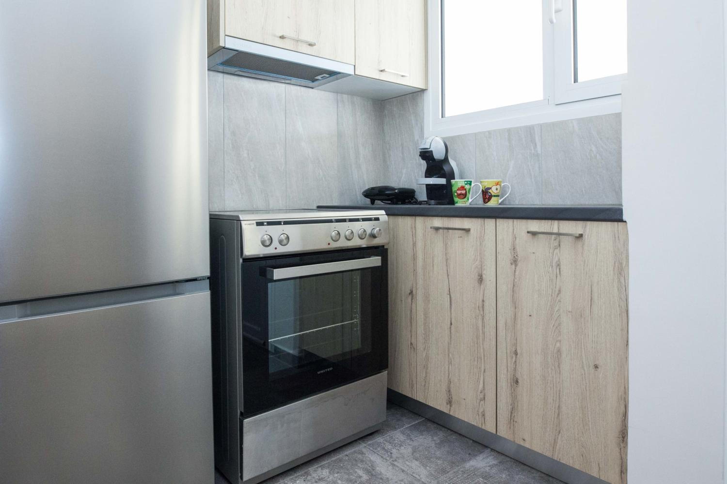 Modern 1 Bd Balcony Apt Near Metro in Kato Patisia