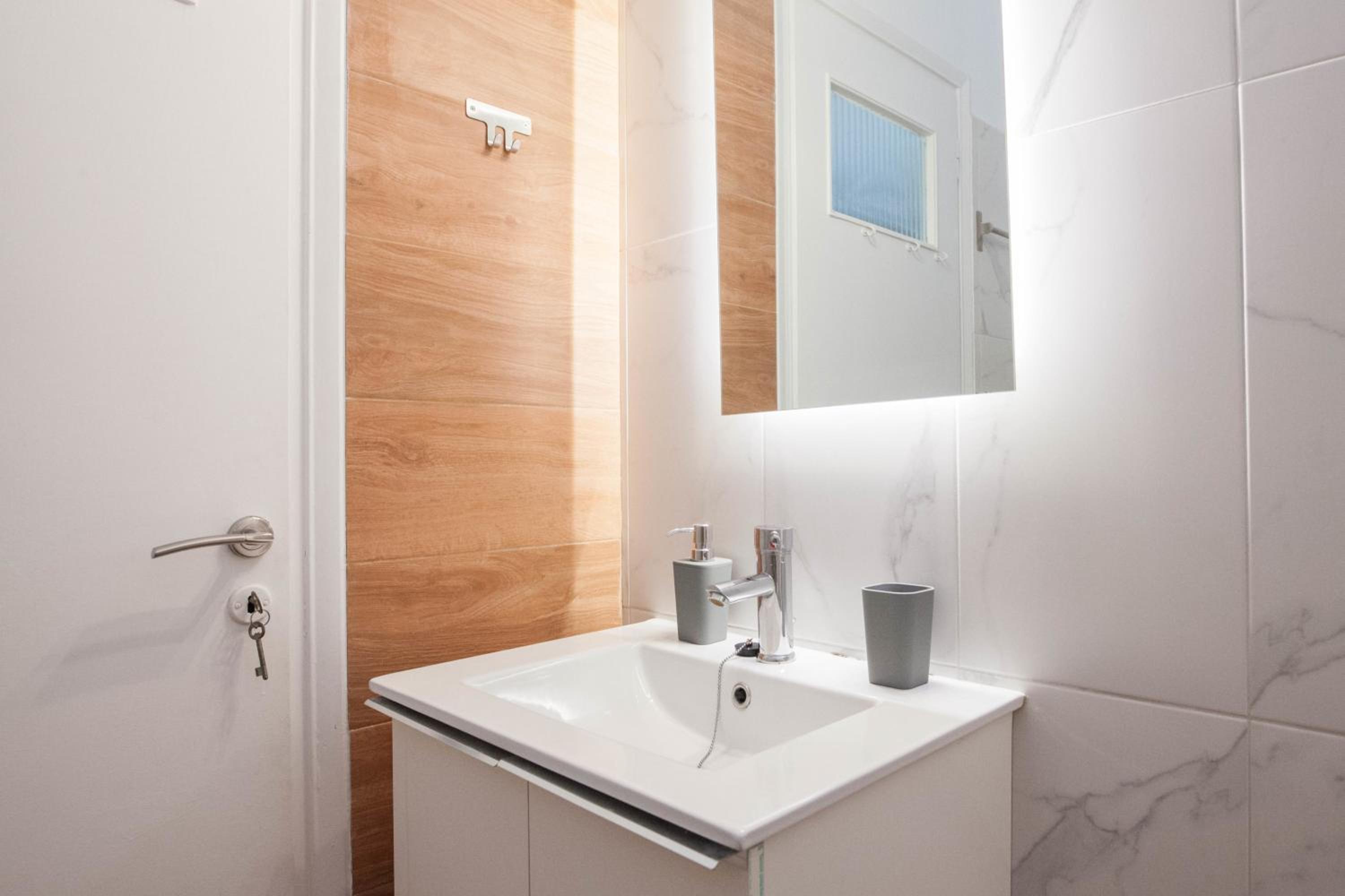 Modern 1 Bd Balcony Apt Near Metro in Kato Patisia