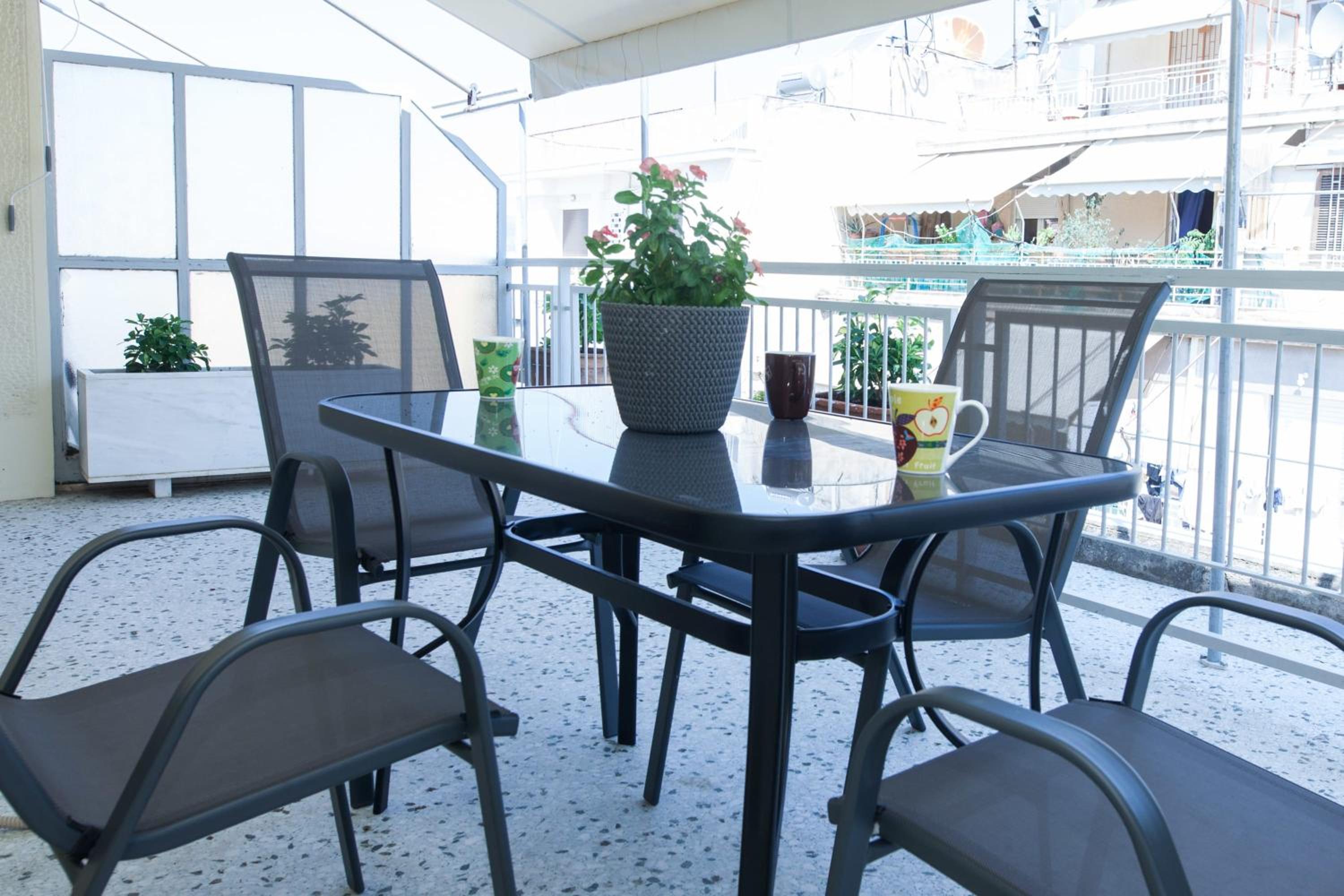 Modern 1 Bd Balcony Apt Near Metro in Kato Patisia