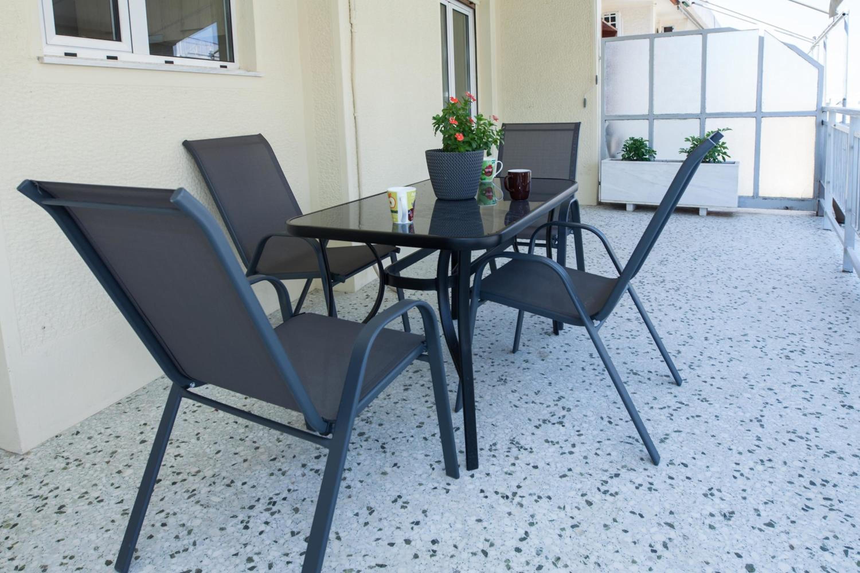 Modern 1 Bd Balcony Apt Near Metro in Kato Patisia
