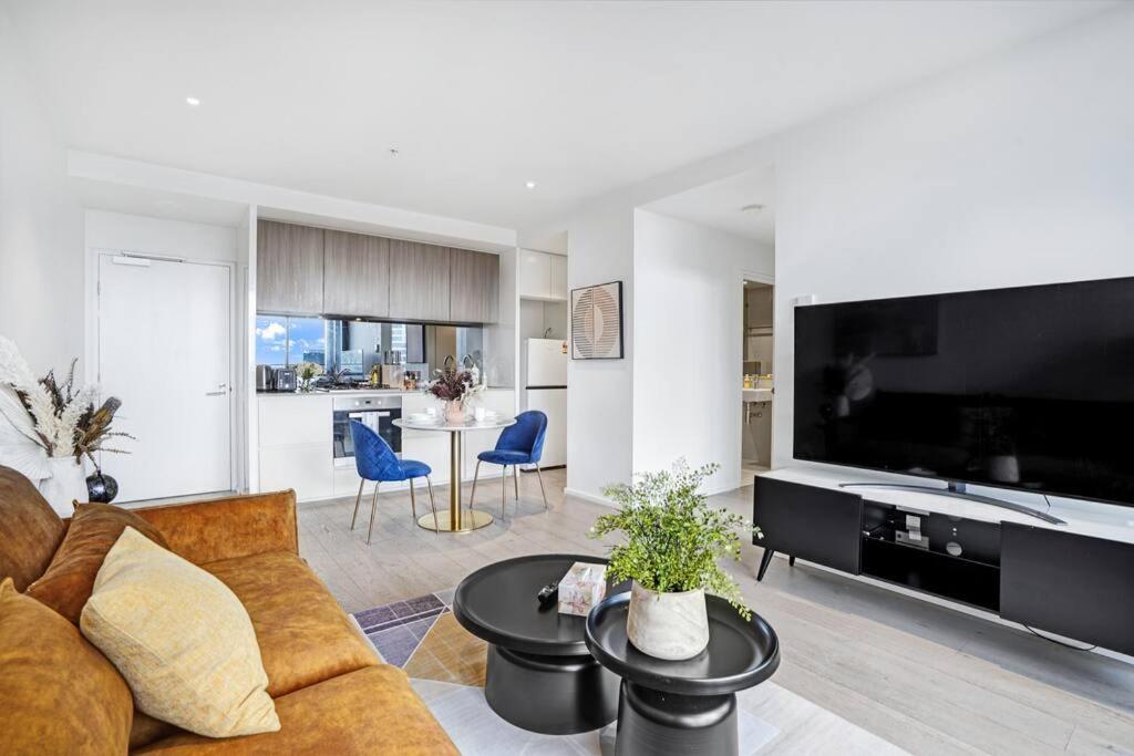 Waterfront 1BR Docklands Apt CollinsSt FreeParking#8314