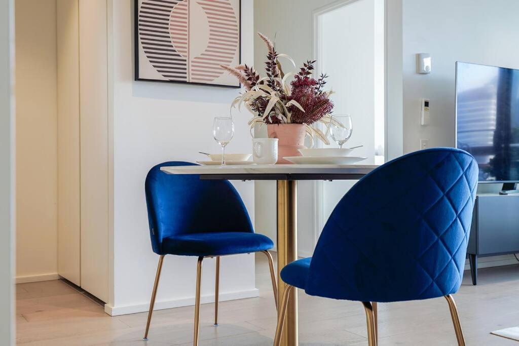Waterfront 1BR Docklands Apt CollinsSt FreeParking#8314