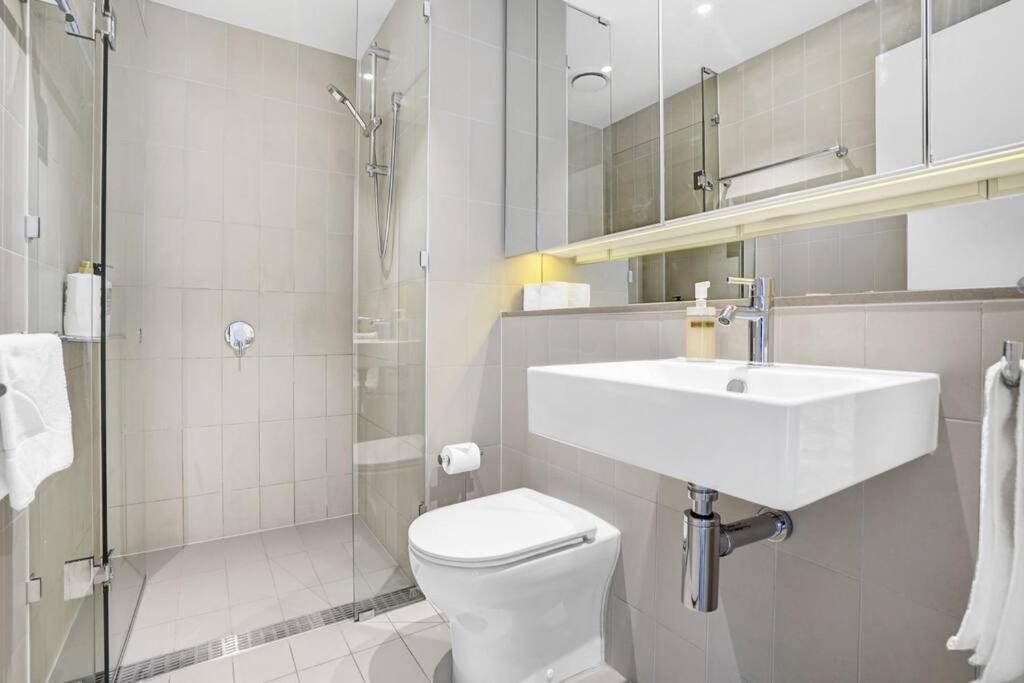 Waterfront 1BR Docklands Apt CollinsSt FreeParking#8314