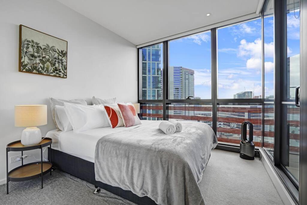 Waterfront 1BR Docklands Apt CollinsSt FreeParking#8314