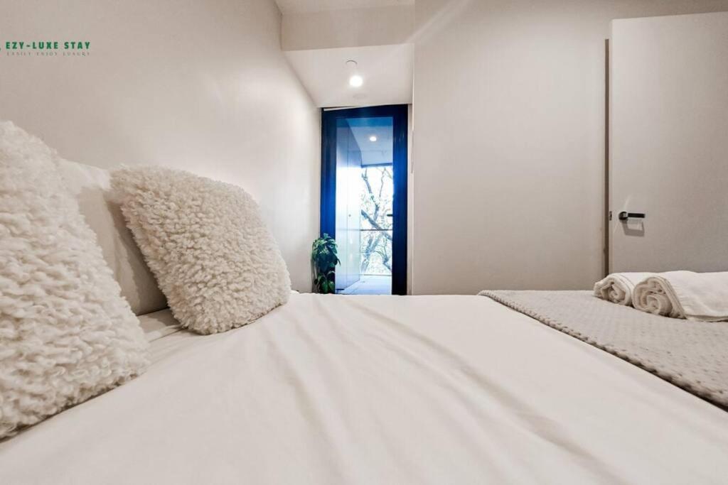 Elegant Apartment in Park with Rooftop Infinity Pool on St Kilda Road, Melbourne