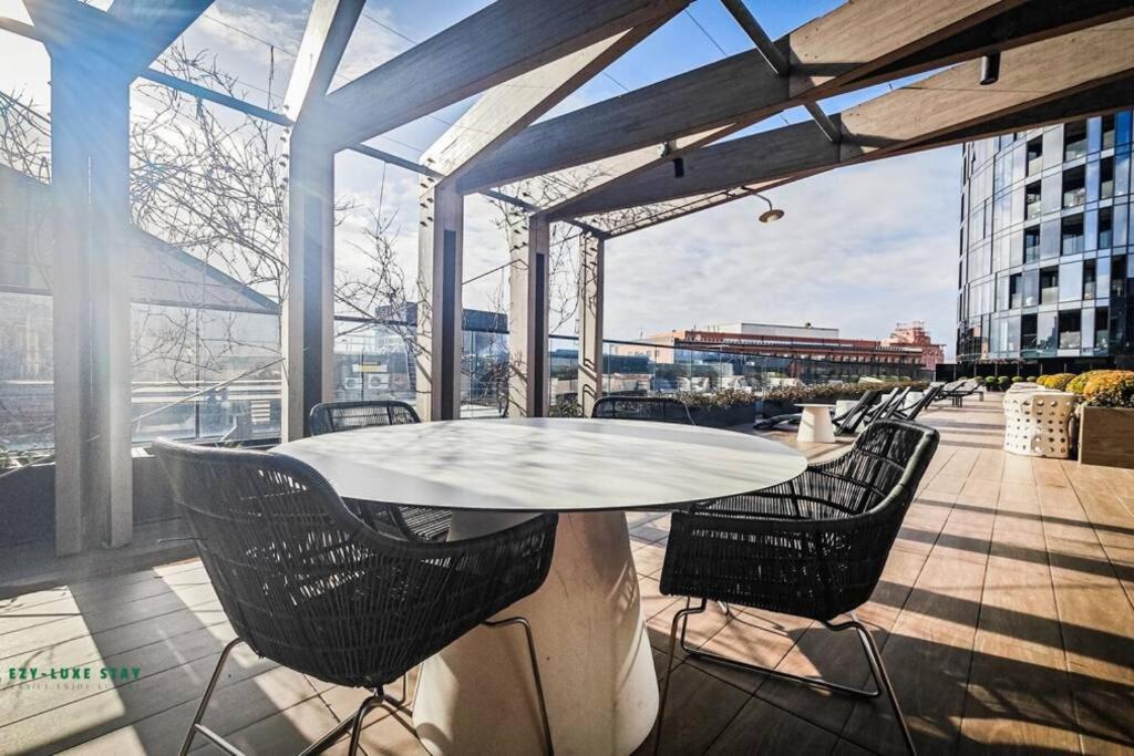 Elegant Apartment in Park with Rooftop Infinity Pool on St Kilda Road, Melbourne
