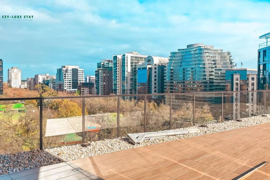 Elegant Apartment in Park with Rooftop Infinity Pool on St Kilda Road, Melbourne