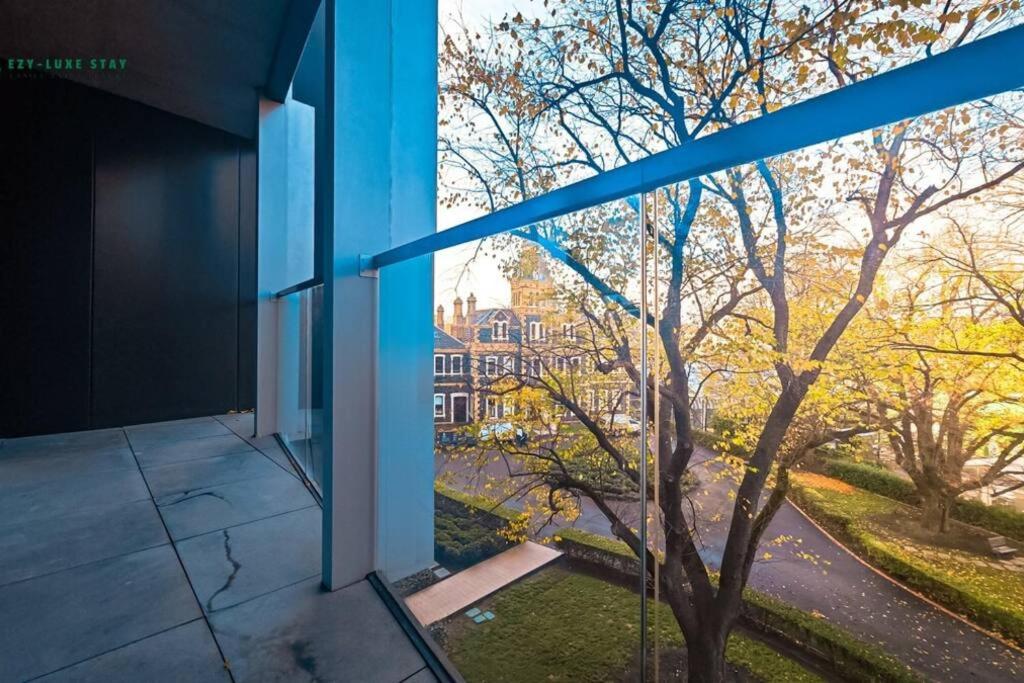 Elegant Apartment in Park with Rooftop Infinity Pool on St Kilda Road, Melbourne