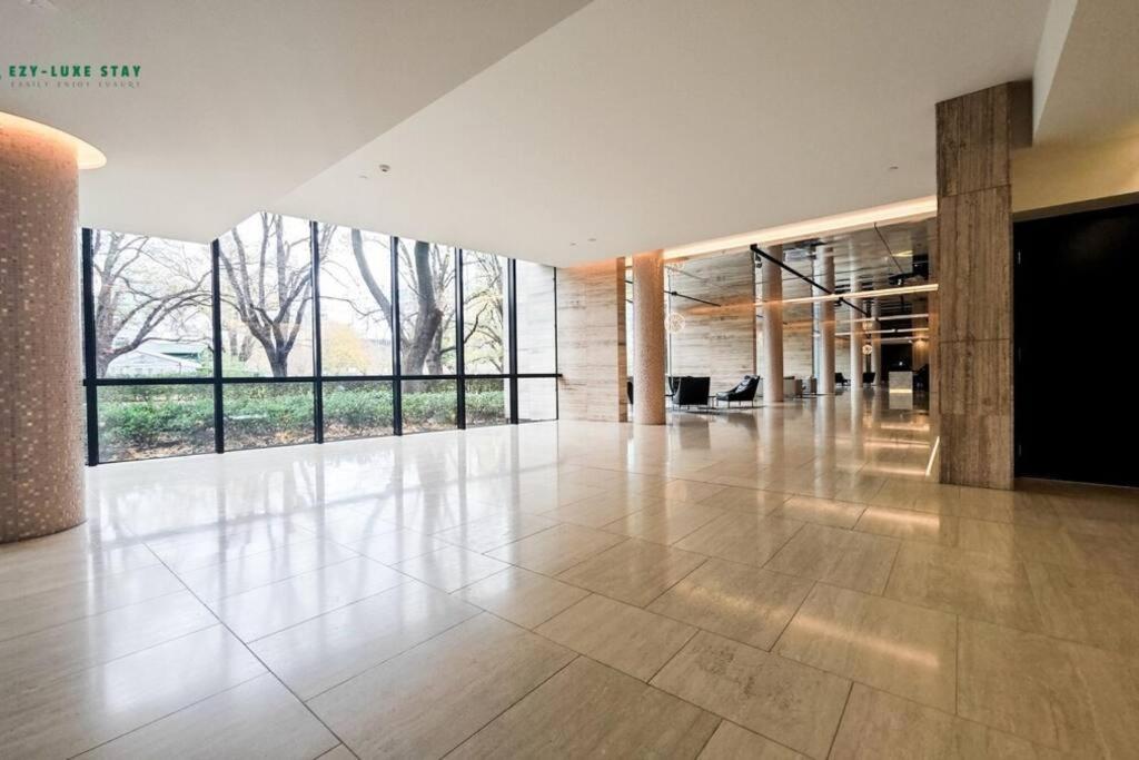 Elegant Apartment in Park with Rooftop Infinity Pool on St Kilda Road, Melbourne