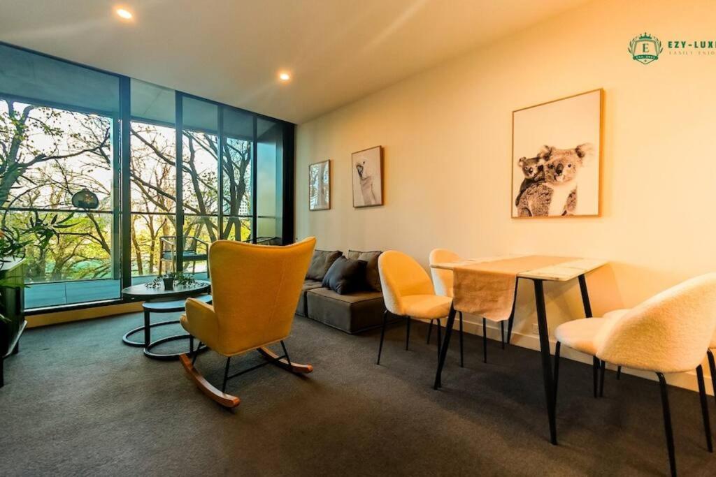 Elegant Apartment in Park with Rooftop Infinity Pool on St Kilda Road, Melbourne