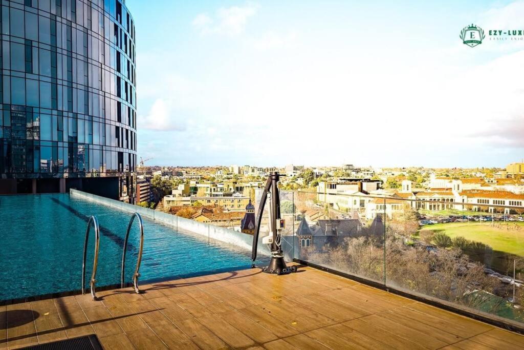 Elegant Apartment in Park with Rooftop Infinity Pool on St Kilda Road, Melbourne