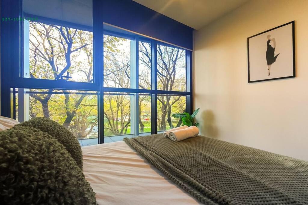 Elegant Apartment in Park with Rooftop Infinity Pool on St Kilda Road, Melbourne