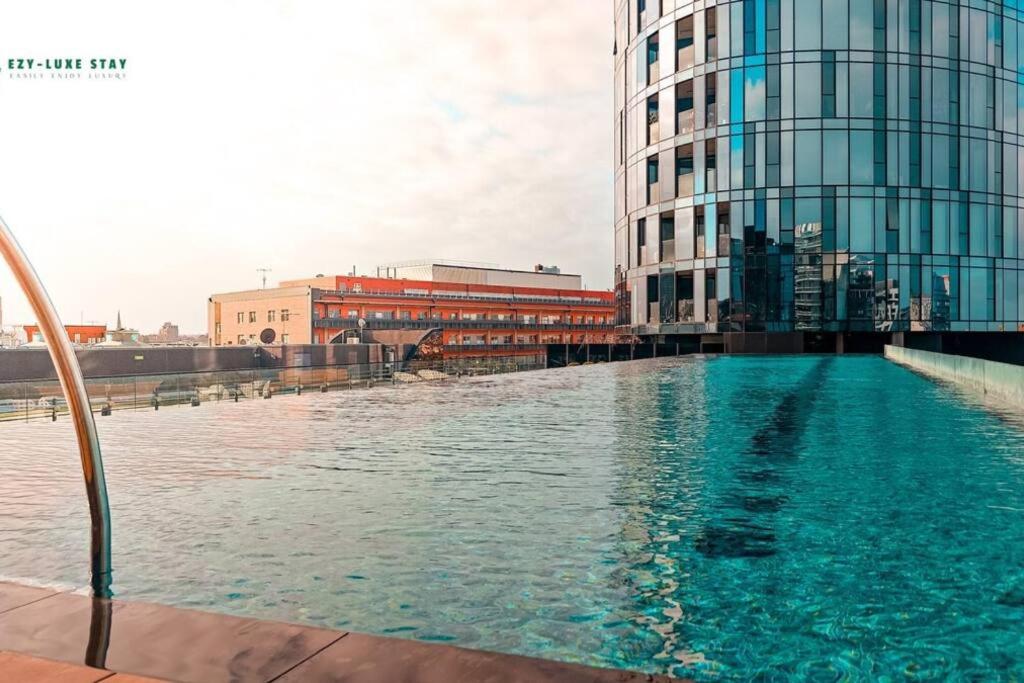 Elegant Apartment in Park with Rooftop Infinity Pool on St Kilda Road, Melbourne