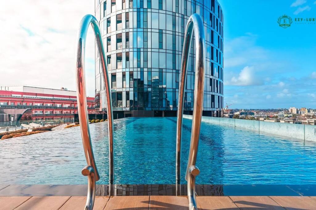Elegant Apartment in Park with Rooftop Infinity Pool on St Kilda Road, Melbourne