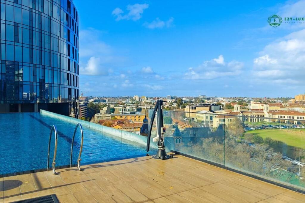 Elegant Apartment in Park with Rooftop Infinity Pool on St Kilda Road, Melbourne