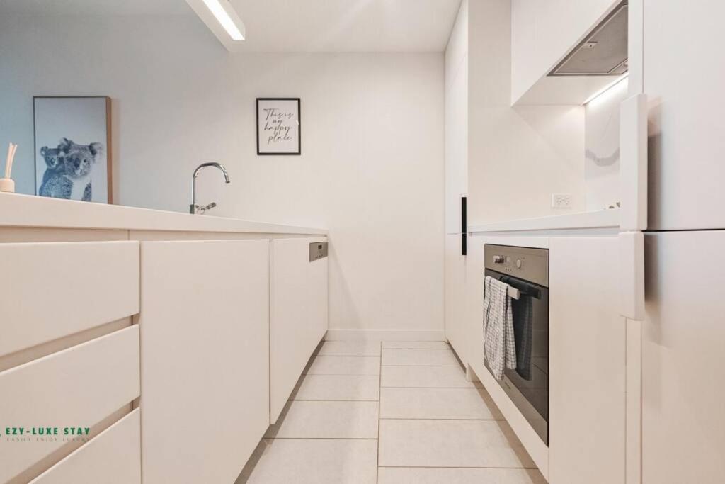 Elegant Apartment in Park with Rooftop Infinity Pool on St Kilda Road, Melbourne