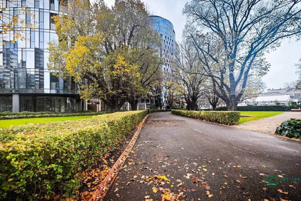 Elegant Apartment in Park with Rooftop Infinity Pool on St Kilda Road, Melbourne