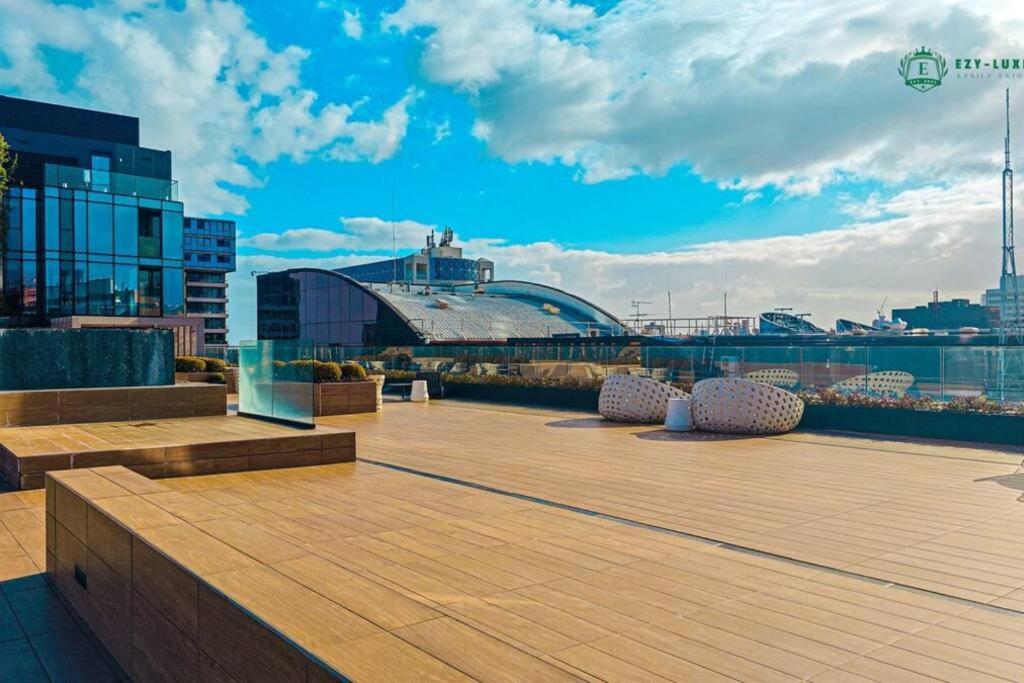 Elegant Apartment in Park with Rooftop Infinity Pool on St Kilda Road, Melbourne