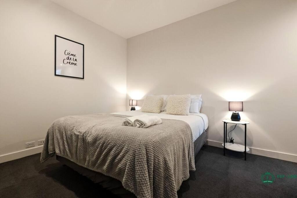 Elegant Apartment in Park with Rooftop Infinity Pool on St Kilda Road, Melbourne